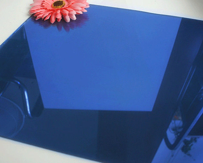 濃い青,濃い緑,フランス緑,淡い緑の色の反射水面ガラス
